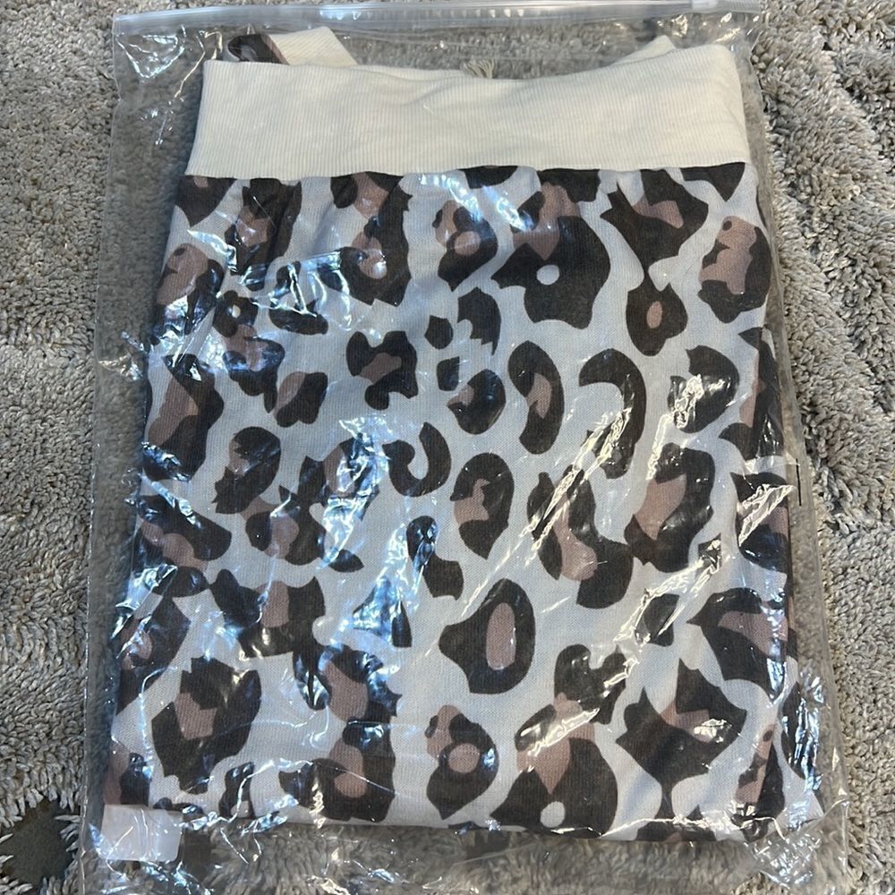 Leopard Printed Crew Neck Top - Picture 6 of 6